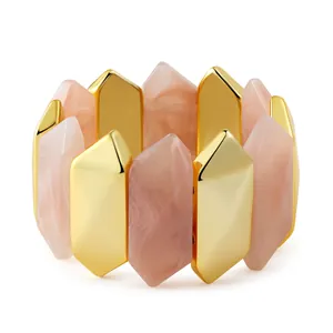Vue détaillée du bracelet élastique avec texture marbre rose et prismes dorés brillants