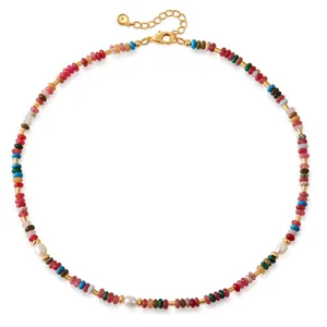 Détail du collier de perles multicolores avec fermoir mousqueton doré et chaîne réglable