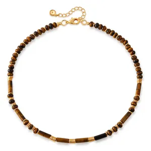 Détail du collier bohème en perles d'oeil de tigre avec entretoises en métal doré et fermoir