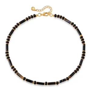 Détail du collier de perles en œil de tigre avec espaceurs dorés et fermoir mousqueton
