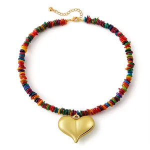 Détail du collier bohème en perles colorées avec pendentif cœur doré poli