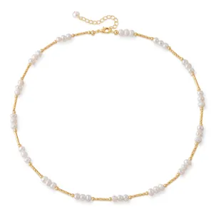 Détail d'un collier de perles d'eau douce fait main avec perles dorées et fermoir