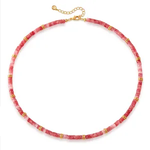 Détail du collier bohème en perles rouges avec séparateurs dorés et fermoir mousqueton