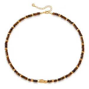 Détail du collier en perles d'oeil de tigre avec séparateurs dorés et fermoir homard