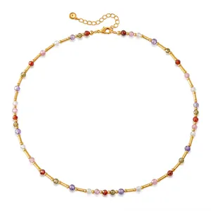 Détail du collier bohème perlé avec pierres oeil de tigre et accents cylindriques dorés