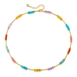 Vue détaillée de perles colorées et tubes dorés sur un collier de style bohème