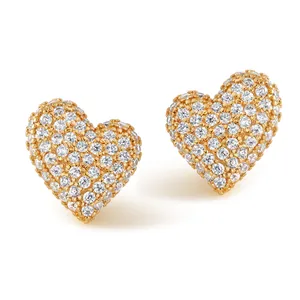 Detalle macro de los pendientes de corazón 3D con pavé de circonita y acabado dorado