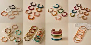 Collezione di anelli in resina e bracciali in acrilico nei colori ambra, verde e tartaruga