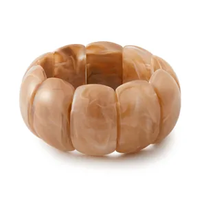 Dettaglio di un bracciale elastico a blocchi in resina marmorizzata con ampio motivo