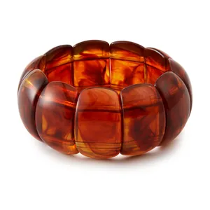 Dettaglio del bracciale a segmenti in acrilico ambrato con texture tartarugata vintage