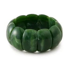 Dettaglio del bracciale a fascia in acrilico verde marmorizzato con segmenti lucidi fini