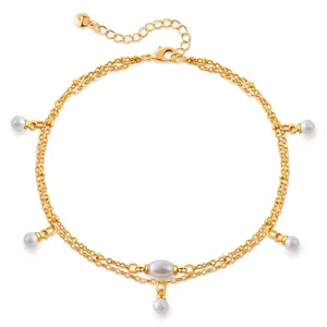 Dettaglio cavigliera doppia in oro 18K con perle bianche e chiusura a moschettone
