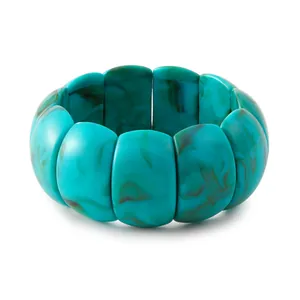Dettaglio bracciale elastico in perline acriliche verde acqua con trama marmorizzata