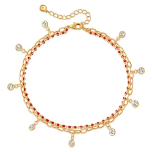 Dettaglio della cavigliera a doppio strato in oro 18K con perline rosse e cristalli