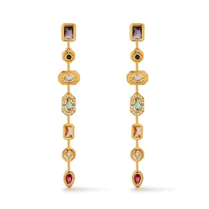 Orecchini a goccia geometrici placcati oro 18 carati con gemme multicolori su sfondo bianco