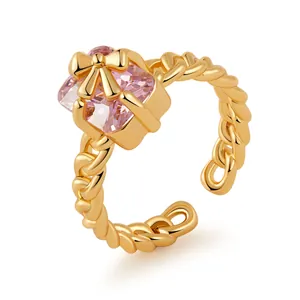 Anillo trenzado bañado en oro 18K con circonita rosa y detalle de lazo