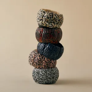 Set di cinque bracciali rigidi larghi in acrilico con stampe leopardate e texture a onde