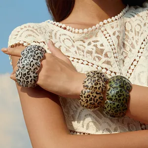 Bracciali ovali irregolari in resina leopardata in nero, marrone e verde per donna