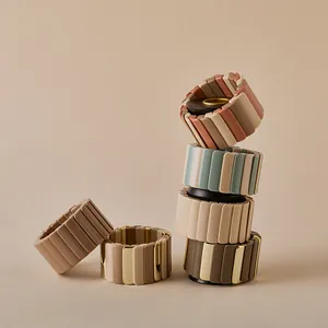 Gros plan de bracelets extensibles en perles tila bohèmes aux tons de terre
