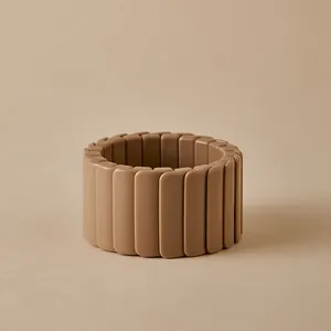 Gros plan sur un bracelet extensible bohème aux blocs rectangulaires en résine kaki