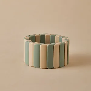 Détail du bracelet élastique bohème avec blocs d'émail vert olive et beige poli