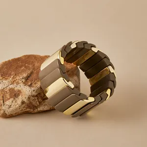 Détail du bracelet élastique bohème avec résine marron et maillons en V dorés