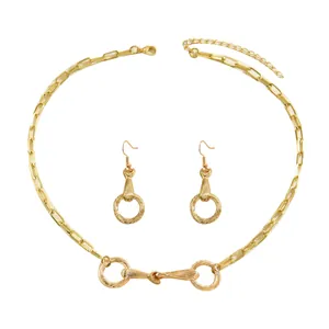 Conjunto de joyas doradas con diseño de bocado de caballo en collar y pendientes largos