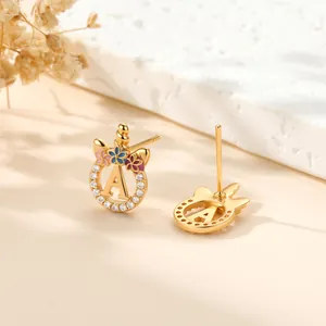 Boucles d'oreilles licorne dorées avec lettre 'A' en zircon et détails de fleurs