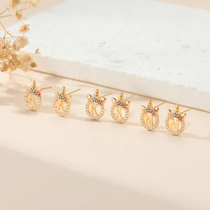 Boucles d'oreilles lettre dorées avec zircons et accents floraux colorés