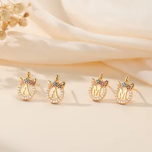 Boucles d'oreilles lettre plaquées or 18K avec cercle de zircons et motifs floraux