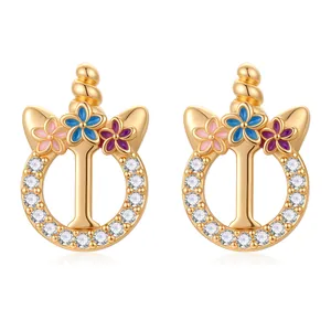Détail des boucles d'oreilles licorne avec fleurs colorées et pavé de zircons