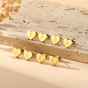 Elegante herzförmige Ohrstecker aus goldenem Edelstahl mit gravierten Buchstaben für Damen