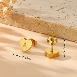 Goldene Edelstahl Herz-Ohrstecker mit Buchstabe A Gravur und Schmetterlingsverschluss