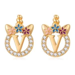 Détail de la boucle d'oreille licorne lettre V avec zircons et fleurs en émail