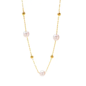 Elegante goldene Halskette mit minimalistischen weißen Perlen und Goldperlen für Damen