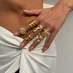 Fünfteiliges goldenes Ring-Set mit Sonnenmotiven, Seesternen und feinen Perlendetails