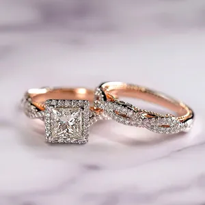 Détail macro du lot de bagues taille princesse avec accents de diamants pavés bicolores