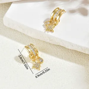 Boucles d'oreilles étoile dorées avec incrustation de zircone et pendentif