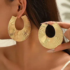Retro U-Shaped Zinc Alloy Hoop Earrings With Stainless Steel Earring Post Large Radial Pleated Gold Statement Jewelry