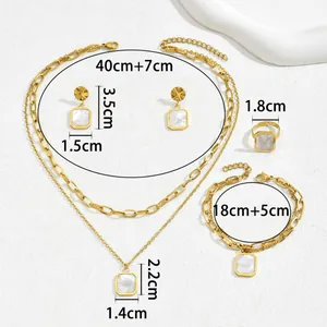 Set di gioielli dorati di lusso con conchiglia, collana, orecchini e anello chic