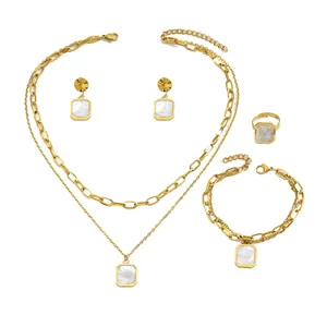 Elegante set di gioielli dorati con pendenti in conchiglia inclusi collane e orecchini