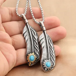 Detalle de un colgante de pluma vintage con piedra turquesa y acentos de estrella
