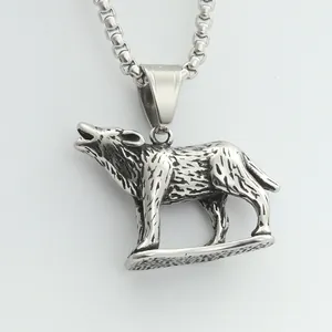 Détail du pendentif loup vintage avec texture de fourrure et chaîne box pour homme