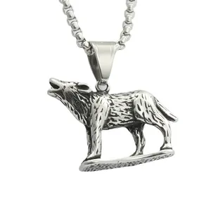 Pendentif loup en acier inoxydable argenté avec sculpture de loup hurlant détaillée