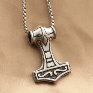 Punk-Stil Thor Hammer Anhänger aus Edelstahl mit Vintage-Prägung und Halskette