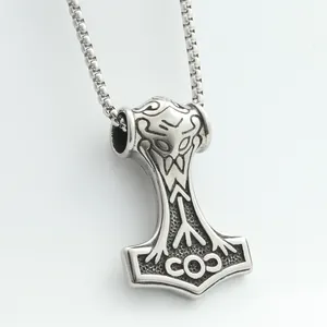 Nahaufnahme des Mjölnir-Anhängers mit Vintage-Silber-Finish und feinen Tiergravuren