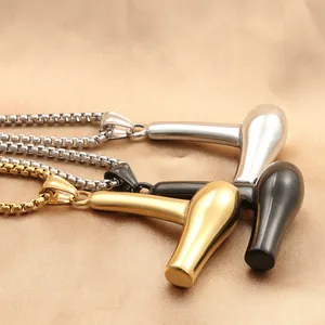 Makroaufnahme von drei Haartrockner-Anhängern in Silber, Gold und Schwarz auf Satin