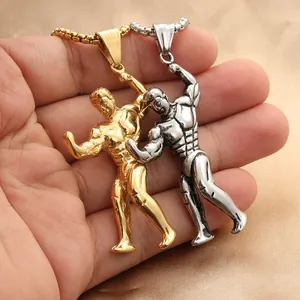 Dettaglio dei ciondoli maschili muscolosi in acciaio oro e argento su sfondo di raso