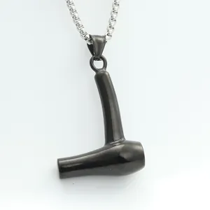 Detail eines Punk-Haartrockner-Anhängers in Gunmetal mit silberner Box-Kette-Halskette