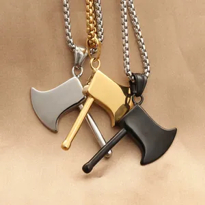 Trois pendentifs hache punk en argent, or et noir avec chaînes box sur soie